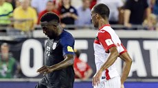 Americký fotbalista Jozy Altidore (vlevo) stílí na branku Trinidadu a Tobaga,...