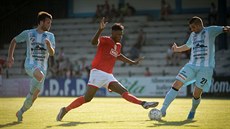 Benjamin Tetteh (uprost�ed) v dresu Standardu Lutych