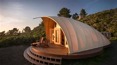 Luxusní stan od kalifornského architekta Harryho Gesnera nabízí táborník�m...