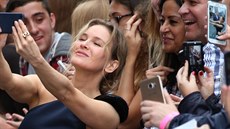 Renée Zellwegerová s fanoušky (Londýn, 5. září 2016)