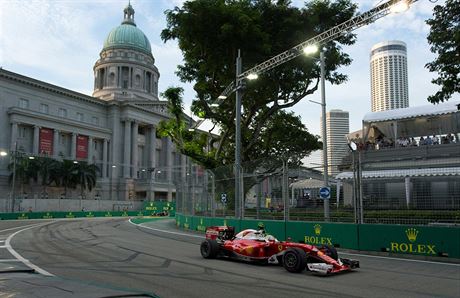 Sebastian Vettel bhem prvnho trninku na Velkou cenu Singapuru.