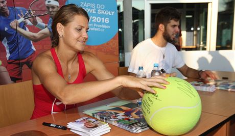 ZÁILA. Lucie afáová mla na autogramiád v Prostjov dvod k úsmvu, je erstvou vítzkou US Open ve tyhe. 