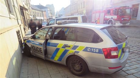 V olomoucké ulici 1. máje se srazil policejní vz s dalím autem. Dva lidé, z...