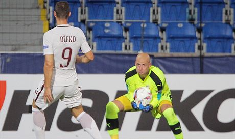 Plzeský branká Petr Bolek zasahuje ped útoníkem AS ím Edinem Dekem.