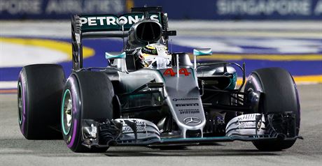 Lewis Hamilton bhem Velk ceny Singapuru