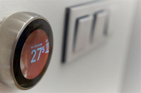 Jedním z produkt Nestu je uenlivý termostat, který komunikuje s mobilem.