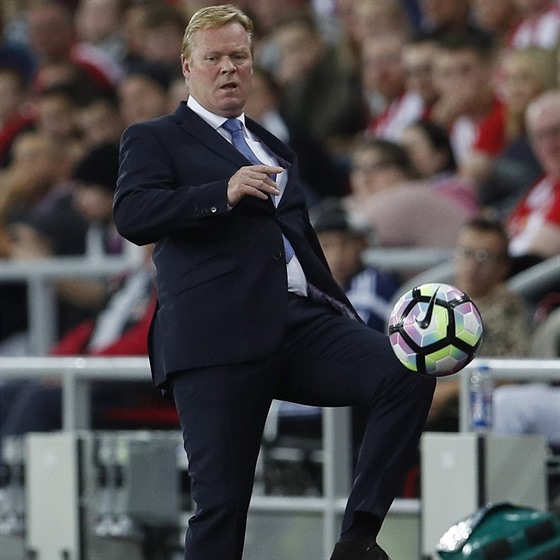 Trenér fotbalist Evertonu Ronald Koeman si s míem stále rozumí.