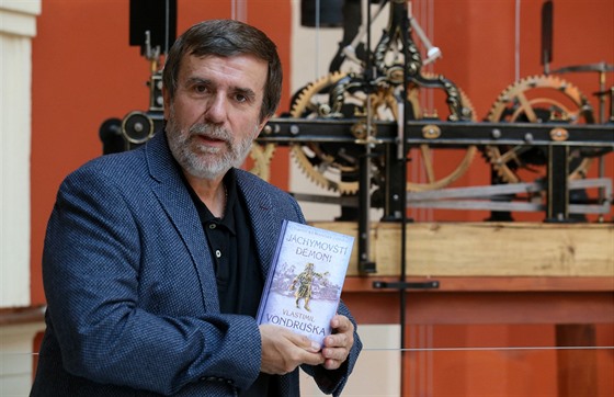 Spisovatel Vlastimil Vondruška se svou novou knihou Jáchymovští démoni.