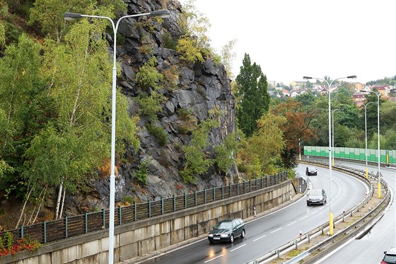 Skalní masiv nad silniním prtahem v karlovarské Táborské ulici pracuje a mohl by se dát podle odborník do pohybu.
