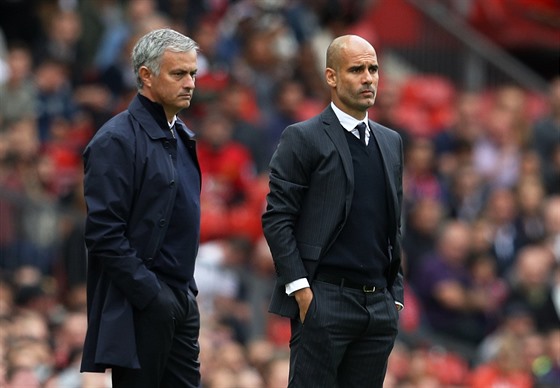 Trenéi José Mourinho (vlevo) a Pep Guardiola (vpravo) bhem vzájemného utkání v anglické Premier League.