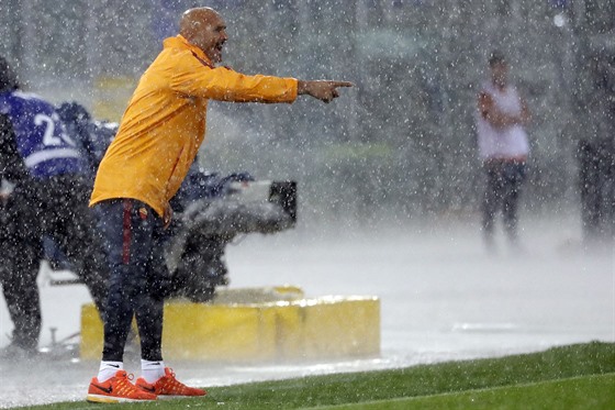 PRELO, JEN SE LILO. Trenér AS ím Luciano Spalletti bhem detivého duelu se...