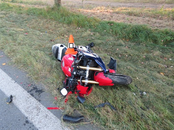 Mladý motorkář boural na silnici u Mirkovic na Českokrumlovsku.