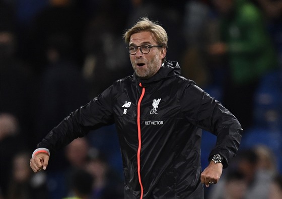 Nmecký trenér Liverpoolu Jürgen Klopp oslavuje vítzství na hiti Chelsea v...