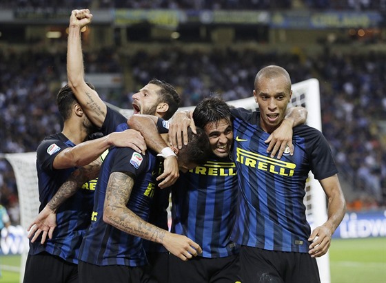 Fotbalisté Interu a jejich radost z gólu v utkání s Juventusem.