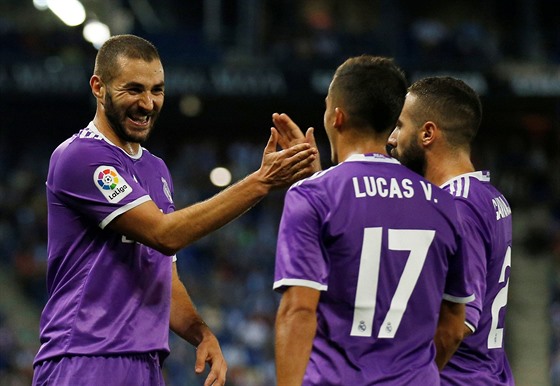 Hrái Realu Madrid oslavují gól proti Espanyolu.