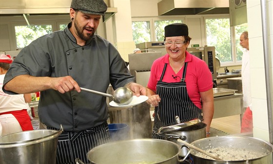 Tým kucha�� z F-catering z Vrchlabí chystá své vít�zné ob�dové menu pro sout�...