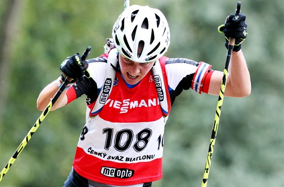 Veronika Vítková pi mistrovství republiky v biatlonu na kolekových lyích