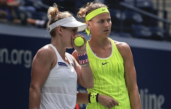 PORADA. Lucie afáová (vpravo) a Bethanie Matteková-Sandsová ve finále US Open.