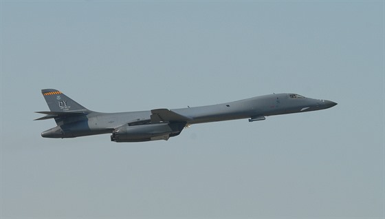 Americký bombardér B-1B Lancer bhem nízkého prletu nad dráhou monovského...