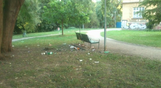 Nepoádek v parku pod olomouckou katedrálou Svatého Václava.