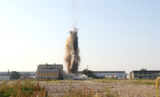 Haly bývalého OP Prostějov poslala v létě 2014 k zemi tuna dynamitu, dodatečně se pak ještě v roce 2016 k zemi poroučel komín (na snímku). Teď má dlouho opuštěný areál znovu ožít.