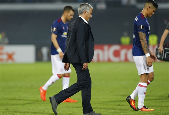 Trenér José Mourinho poutí scénu po poráce  Manchesteru United v Evropské...