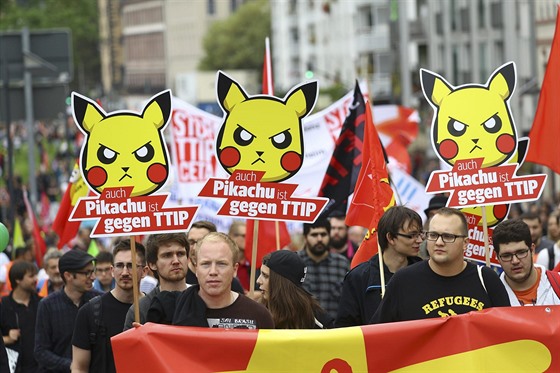 Proti dohodám TTIP a CETA protestovaly v Nmecku desítky tisíc lidí (17. záí...