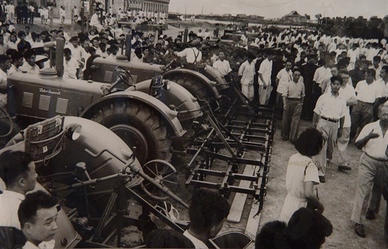 eskoslovensko poslalo podle tehdejího Rudého práva do íny 35 traktor Zetor,...