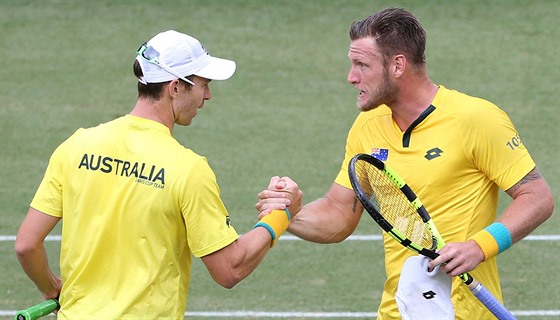 Australtí tenisté Sam Groth a John Peers slaví v Davis Cupu vítzství ve...