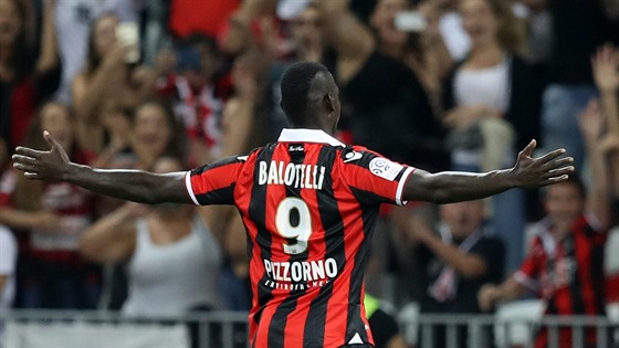 Mario Balotelli z Nice se raduje z gólu v zápase s Marseille.