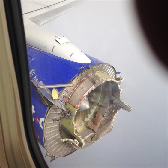 Letoun spolenosti Southwest Airlines musel na konci srpna nouzov pistát...