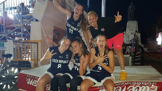 eské basketbalové juniorky Sára Krumpholcová, Kristýna Herinková, Terezie...