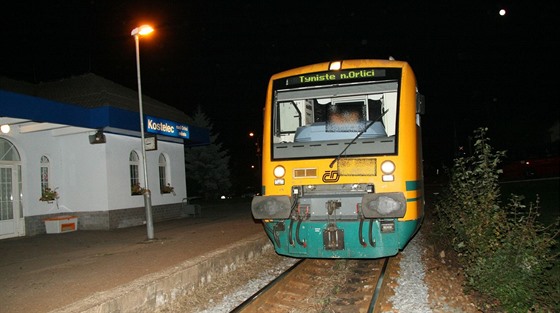 Osobní vlak se zastavil a ve stanici, která s pejezdem sousedí.