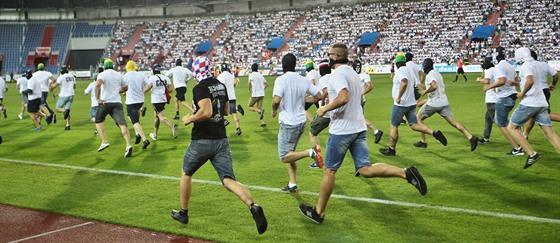 Ostravtí fanouci na hrací ploe bhem derby s Opavou v záí minulého roku. 