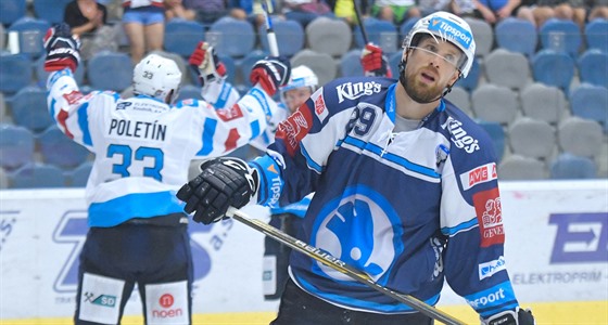 Hokejový útočník Jakub Koreis (čelem) v plzeňském dresu