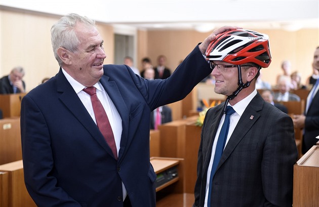 Řeknu Babišovi, ať vezme vaši čepelku a oholí se, slíbil Zeman v Jevíčku