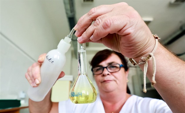 Pracovníci vodárenské laboratoe v Modicích poblí Brna zkoumají vzorky vody,...