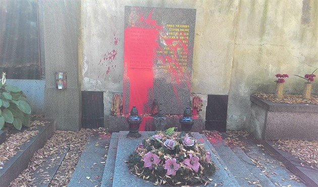 Neznámý vandal polil hrob Klementa Gottwalda na Ol�anských h�bitovech rudou...