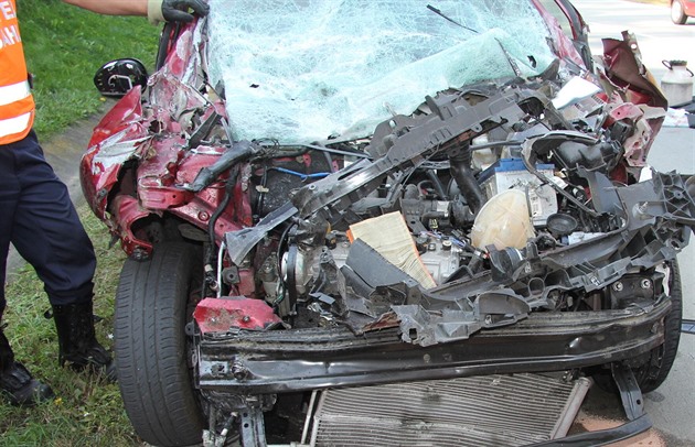 Fiat Punto na dálnici D5 narazil zezadu do nákladní soupravy. �idi� vyvázl bez...