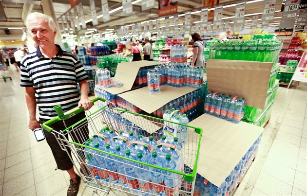 Výzkum objevil v balené vodě nanoplasty. Jsou nebezpečnější než mikroplasty