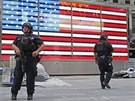 V New Yorku hlídají policisté po sobotní explozi na Manhattanu (19.9.2016).