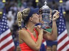 Nmecká tenistka Angelique Kerberová líbá trofej pro vítzku US Open.