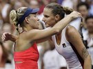 eská tenistka Karolína Plíková (vpravo) gratuluje Nmce Kerberové k titulu na...