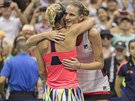 eská tenistka Karolína Plíková gratuluje Nmce Kerberové k titulu z US Open.