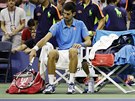 Srbský tenista Novak Djokovi ve finále US Open strádá.
