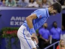 Srbský tenista Novak Djokovi kiví obliej bolestí ve finále US Open.