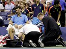 Srbský tenista Novak Djokovi si nechává oetovat zrannou nohu ve finále US...
