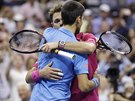 Srbský tenista Novak Djokovi gratuluje výcaru Stanu Wawrinkovi k titulu na US...