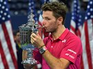 výcarský tenista Stan Wawrinka dává pusu na pohár pro ampiona US Open.