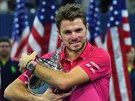výcarský tenista Stan Wawrinka laská trofej pro vítze US Open.